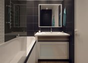 стильный интерьер небольшой ванной, черно белая плитка в ванне и туалете, студия дизайна М5