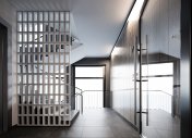 дизайн лестничной клетки, интерьер вестибюля жилого комплекса комфорт парк